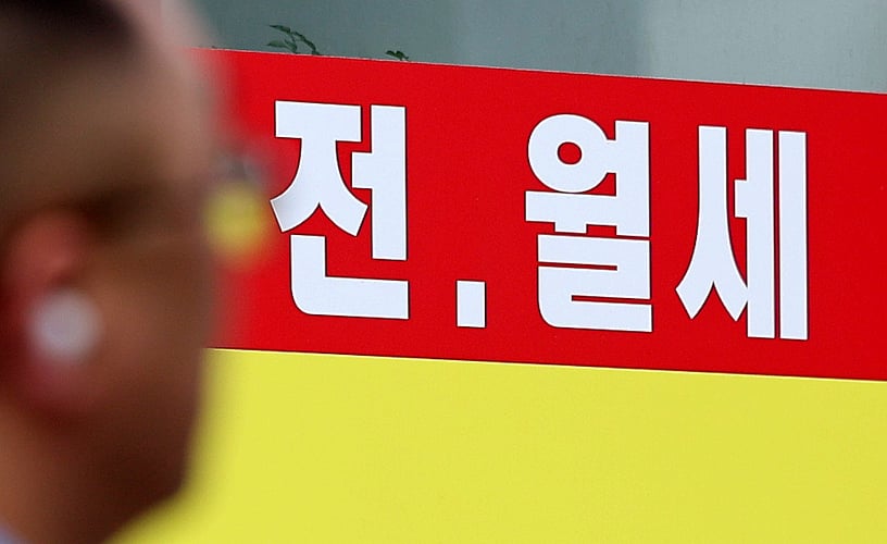 '전세금 반환보증' 한도 확대 논란이 제기되고 있다. 서울의 한 공인중개사무소에 전·월세 안내문이 붙어 있다. /사진=뉴스1